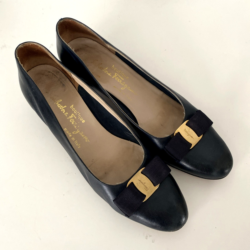 Salvatore Ferragamo Vara Pump Navy Blue Black Gold Logo Bow Low Heel 10 A2 - Picture 2 of 13
